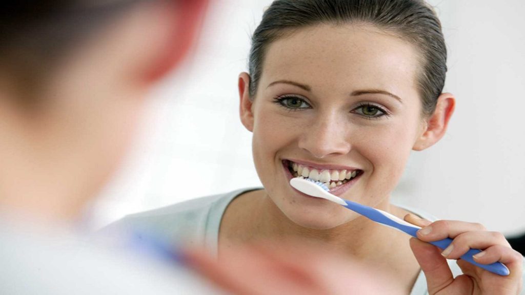 الشعور بأوجاع عامة في الجسم.. دراسة تربطه بعدم العناية بالأسنان لدى المرأة