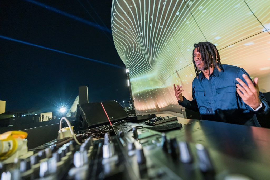 عرض بطائرات الدرون يضيء سماء أبوظبي خلال حفل “تيم لاب فينومينا”