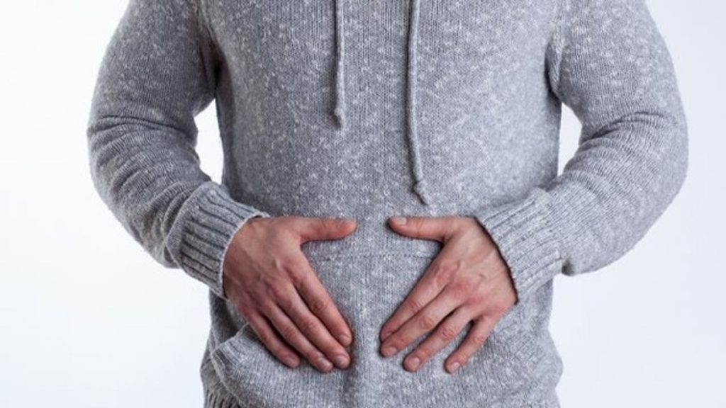 شرب كوب من الماء على الريق أولها.. 8 وصفات تنشط حركة الأمعاء وتحارب الإمساك