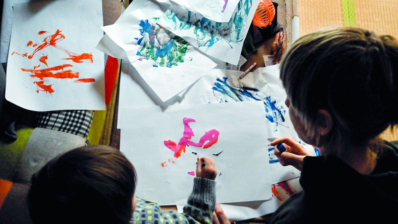 معرض فني لطفلة عمرها 21 شهراً