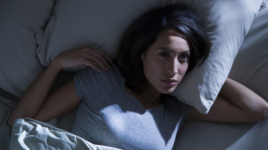 دراسة تكشف العلاقة بين توقيت النوم وذكاء المراهقين