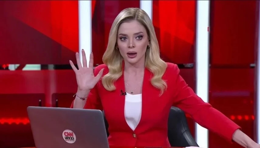 رد فعل مذيعة CNN أثناء زلزال إسطنبول: “أرجوكم اتصلوا بوالدتي”