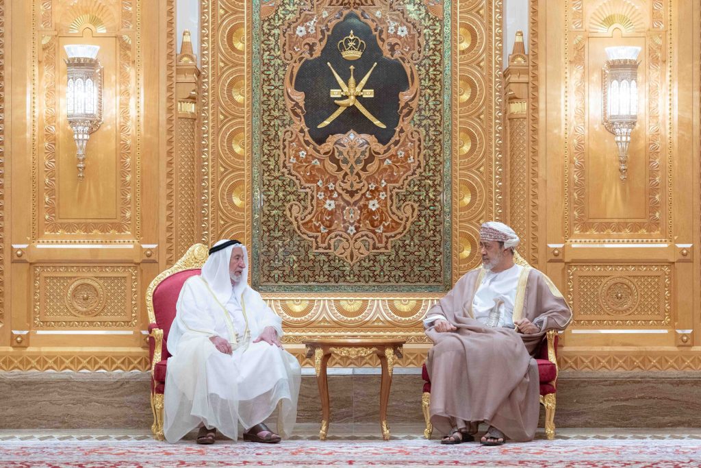 سلطان عمان يستقبل حاكم الشارقة في قصر العلم بمسقط