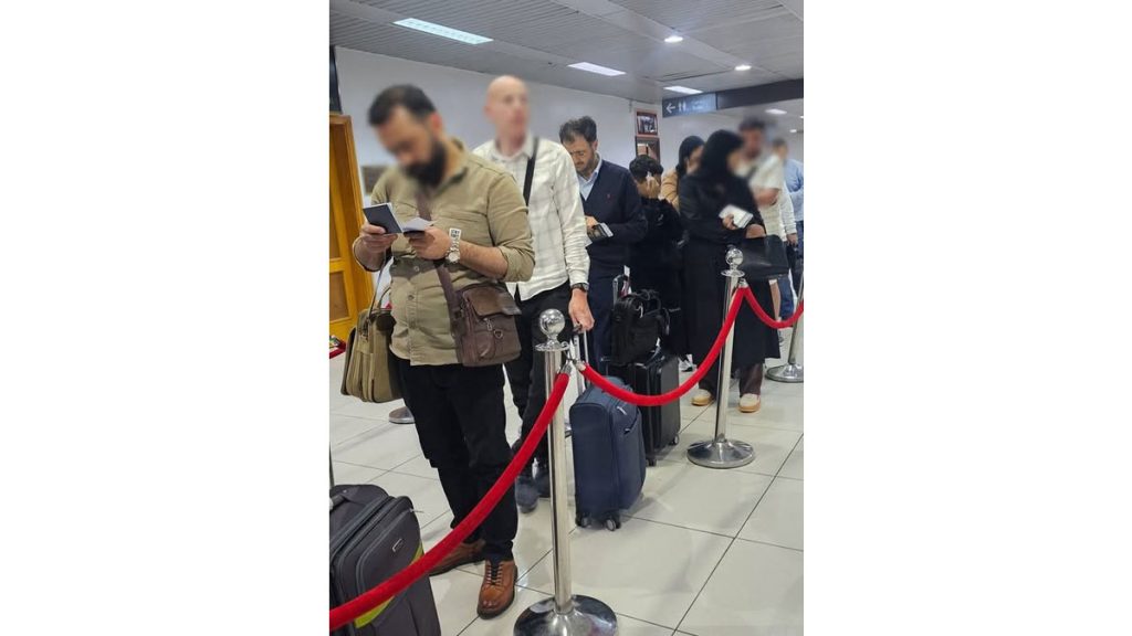 صورة وزير سوري “ناطر بالدور” تحصد تفاعلا كبيرا في مواقع التواصل