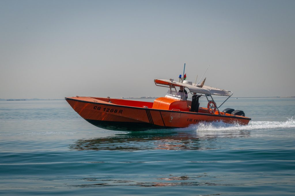 الحرس الوطني ينقذ 10 بحّارة من حريق سفينة تجارية في عرض البحر