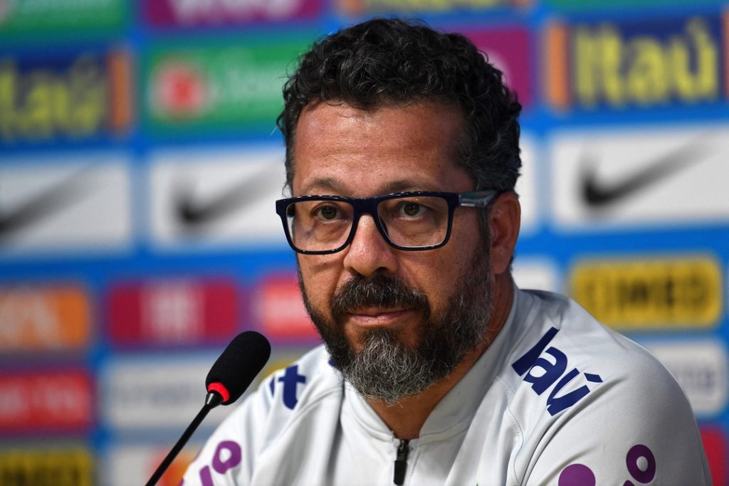 مدرب جديد لفريق نيمار.. الفريق في مركز حرج!