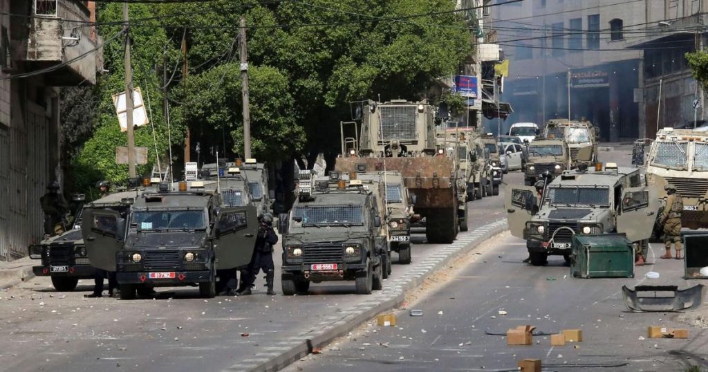 الاحتلال يقتحم شرق نابلس ويفتش عددا من المنازل