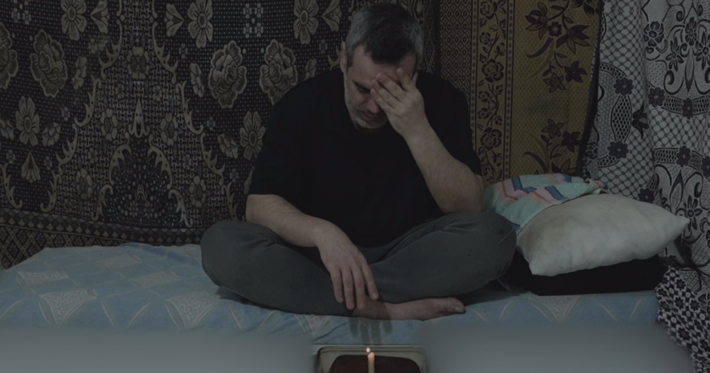 شاهد: “القسام” تبث رسالة مُصوّرة جديدة لأسير إسرائيلي محتجز لديها