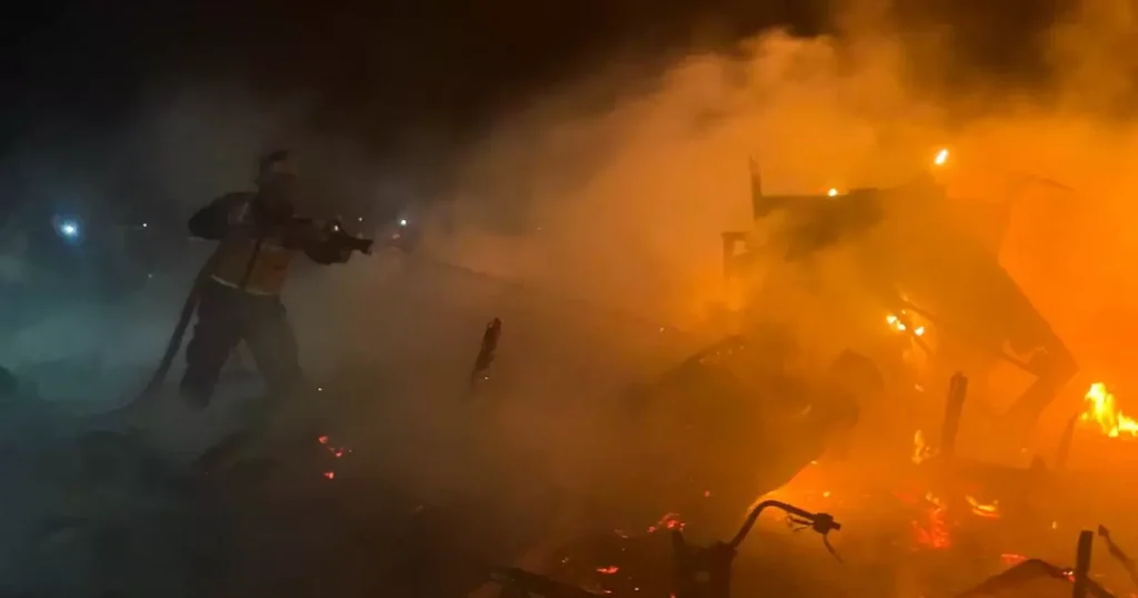 بالفيديو: “جثامين مُتفحمة”.. 23 شهيدا إثر 3 مجازر ارتكبها الاحتلال الليلة في قطاع غزة