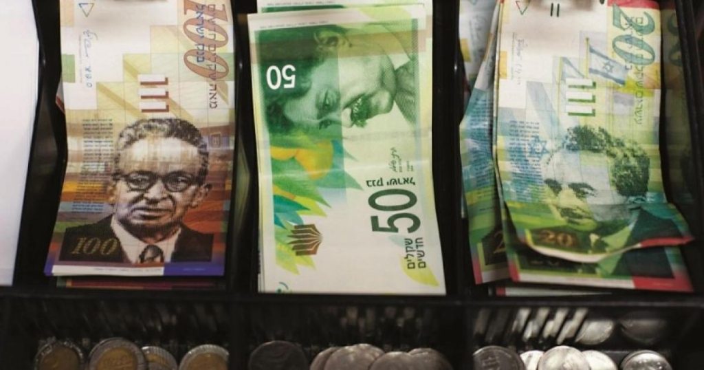 مركز حقوقي يحذر من تفاقم أزمة السيولة النقدية بقطاع غزة