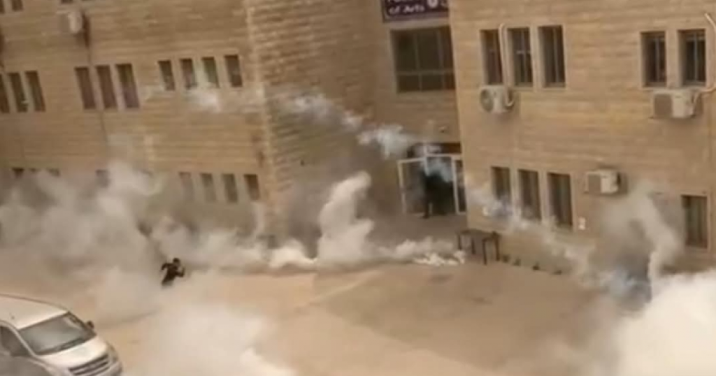 بالفيديو: 23 إصابة خلال اقتحام الاحتلال جامعة القدس