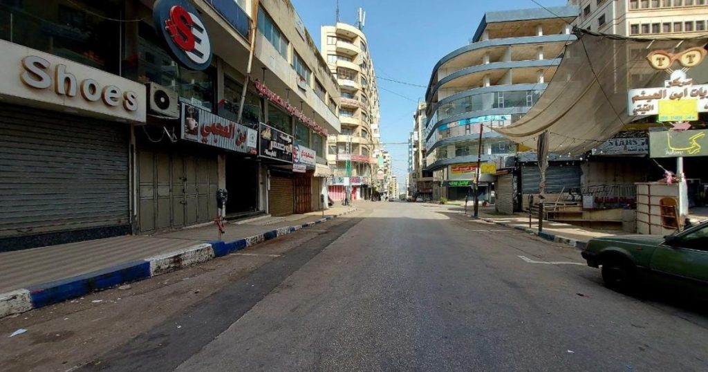 بالصور: إضراب شامل يعم محافظات فلسطين تضامنا مع غزة