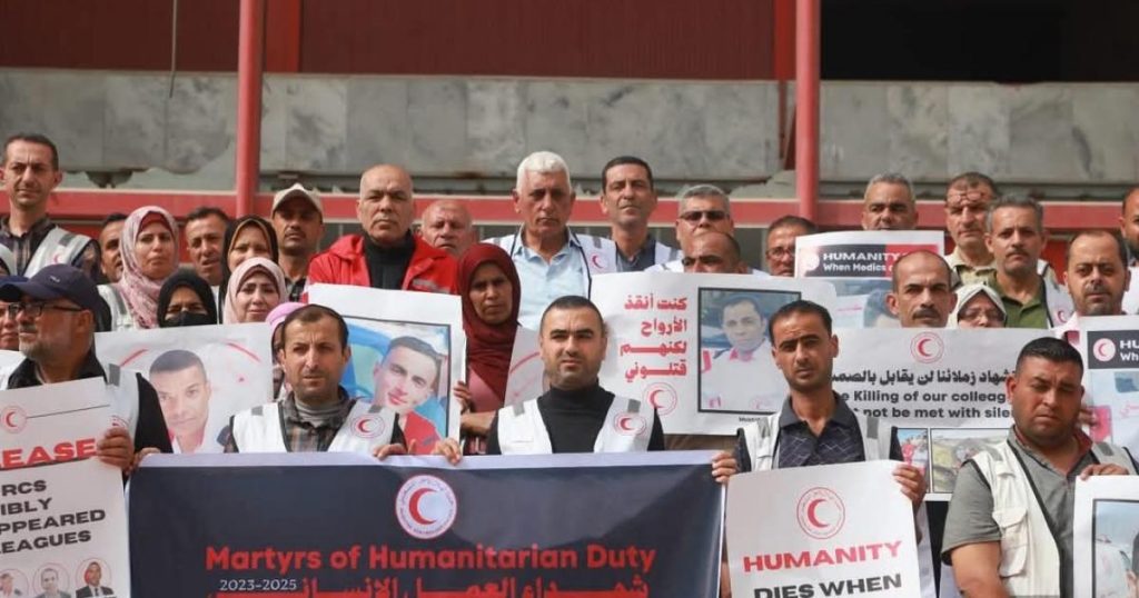بالصور: الهلال الأحمر ينظم وقفات تضامنية للمطالبة بتحقيق دولي في جريمة استهداف مسعفيه في رفح