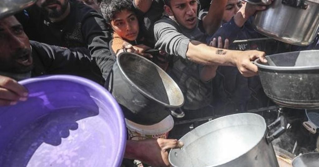 أبواب مغلقة وأمعاء خاوية : إغلاق المعابر يُفاقم الجوع في غزة