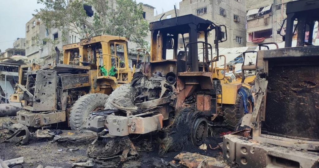 صورة: الجيش الإسرائيلي يعترف بقصفه الآليات الثقيلة في غزة