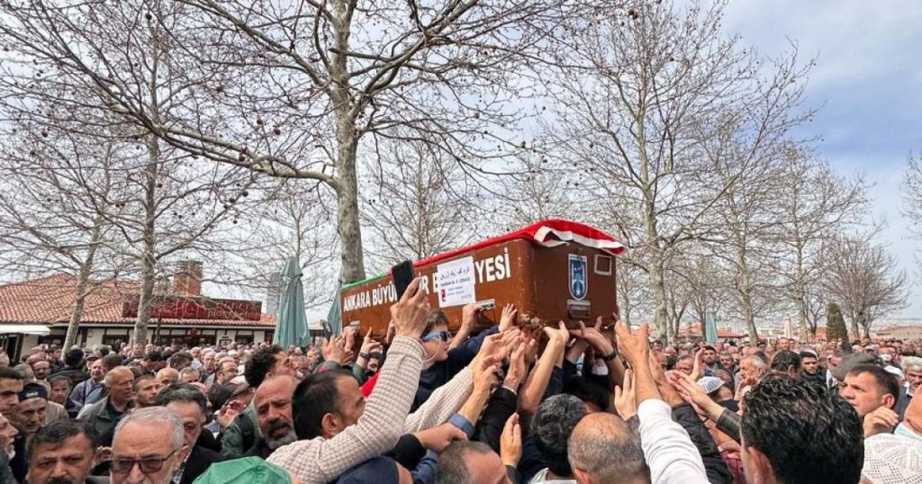 بالصور: جنازة طفل فلسطيني تتحول إلى مسيرة حاشدة في أنقرة