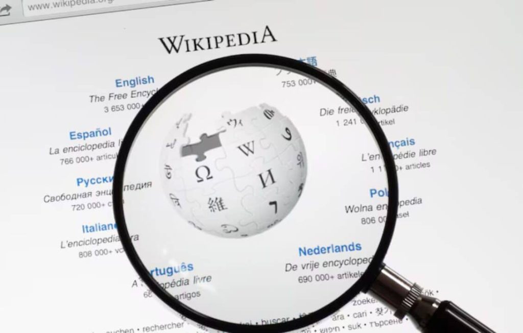 ويكيبيديا تدخل عصر الذكاء الاصطناعي دون الاستغناء عن المحررين