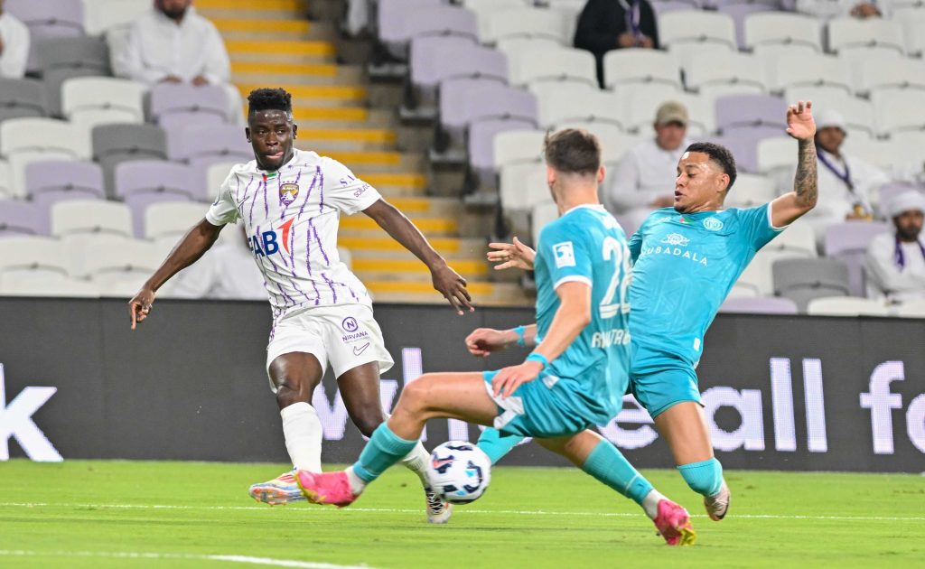 اتحاد كرة القدم يوقف طاقم تحكيم مباراة العين والجزيرة