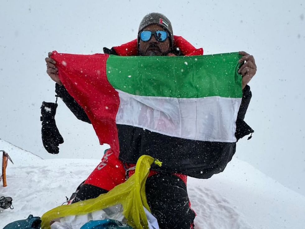 المعمري أول عربي يتسلق ثالث أعلى قمة في العالم