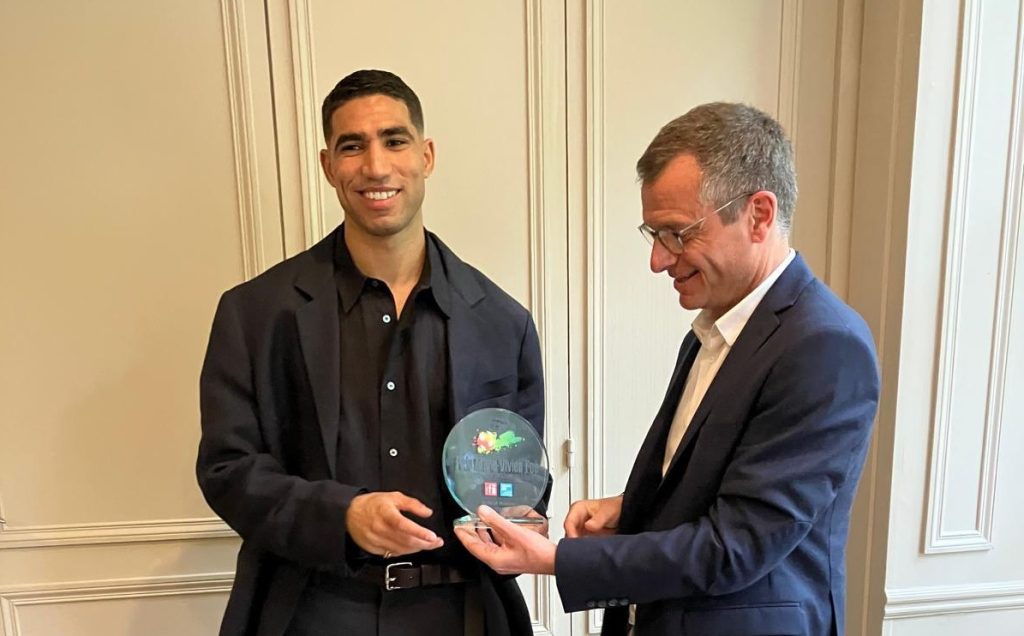 أشرف حكيمي يفوز بجائزة أفضل لاعب إفريقي في الدوري الفرنسي