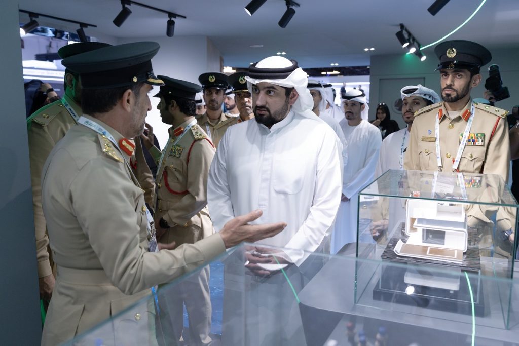 أحمد بن محمد يزور معرض القمة الشرطية العالمية بدبي