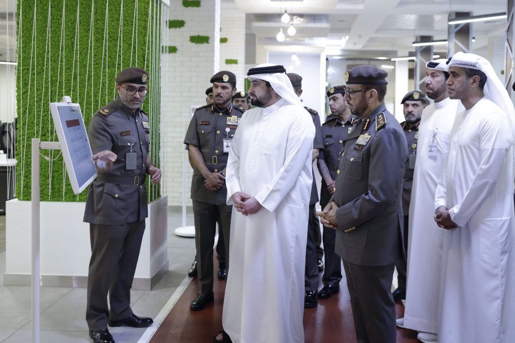 أحمد بن محمد يطّلع على سير العمل في “إقامة دبي”