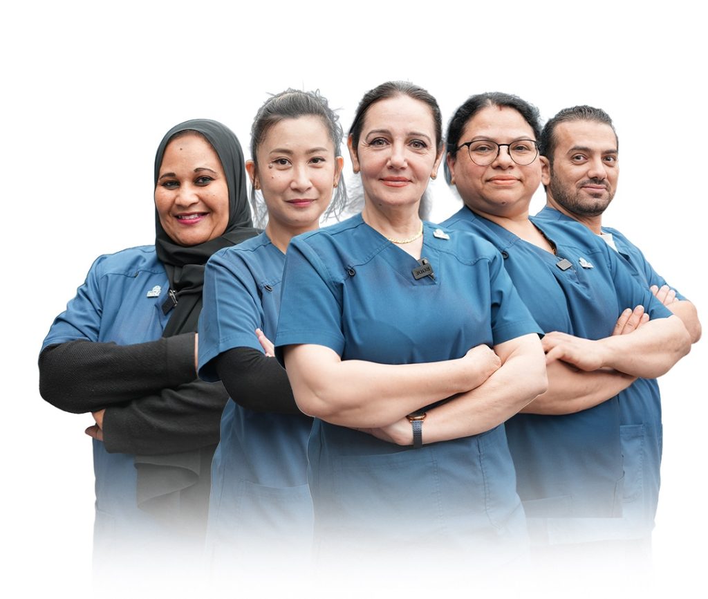 ممرضو «دبي الصحية»: حمدان بن محمد شرفنا بـ«الإقامة الذهبية» ورسالتنا إسعاد المرضى