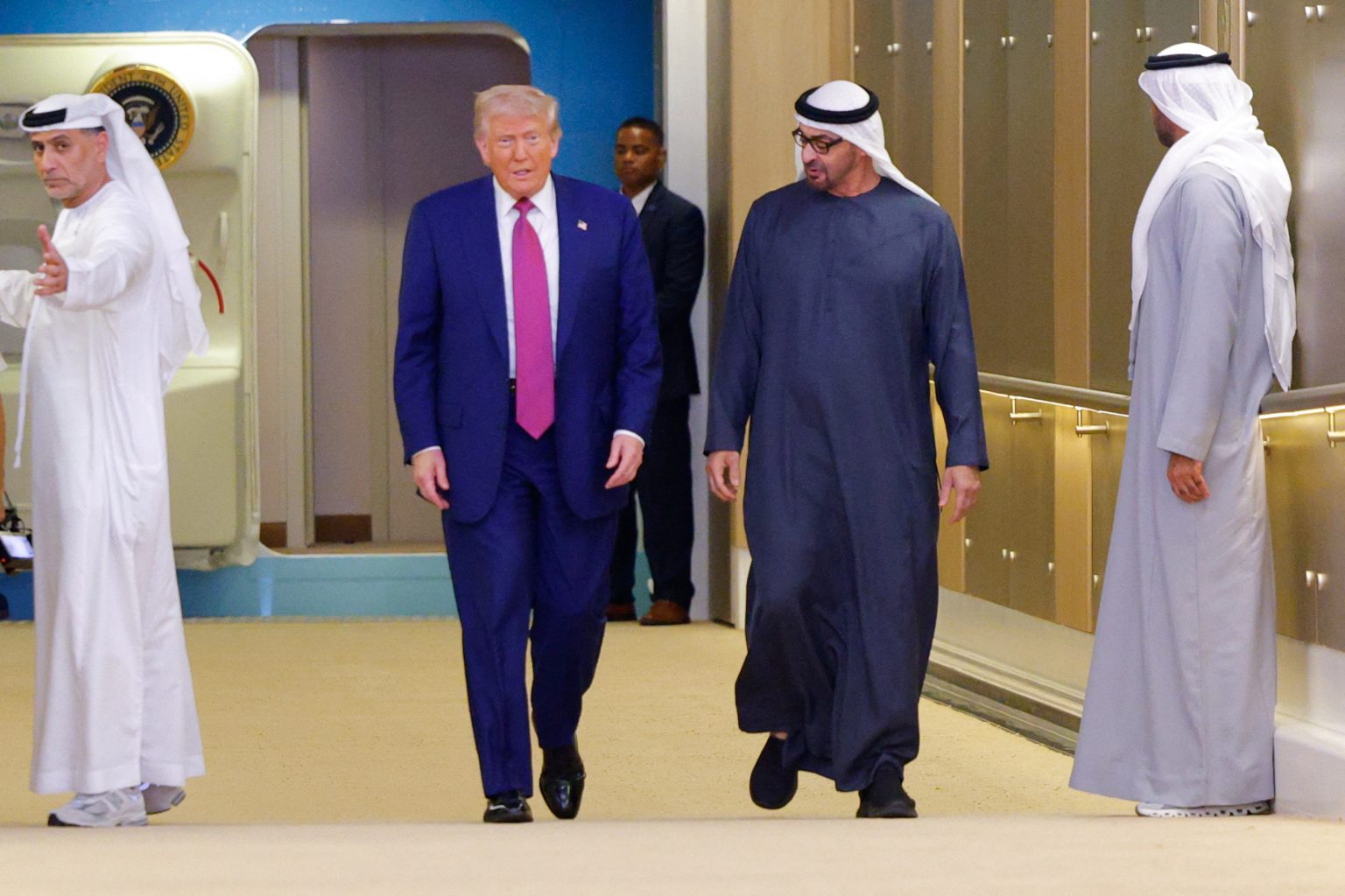 تغطية مباشرة.. رئيس الدولة في مقدمة مستقبليه.. ترامب يصل الإمارات