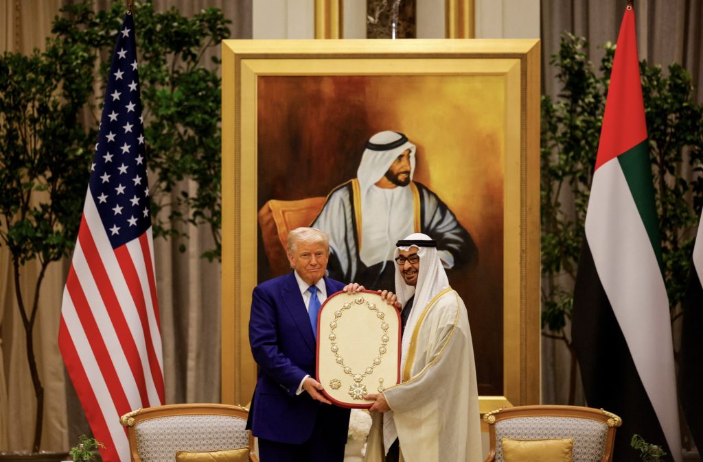 محمد بن زايد يمنح الرئيس الأميركي “وسام زايد”