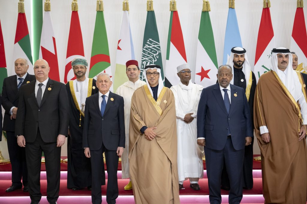 نيابة عن رئيس الدولة..منصور بن زايد يشارك في القمة العربية التي بدأت أعمالها في بغداد