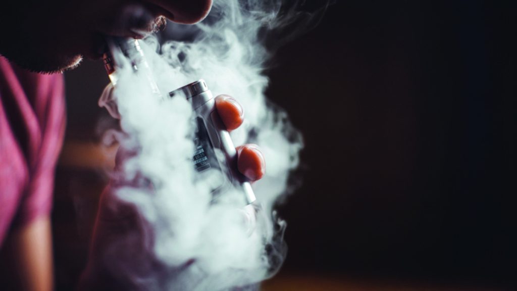 السجائر «مجهولة المصدر» ترفع نسب التدخين بين المراهقين والشباب