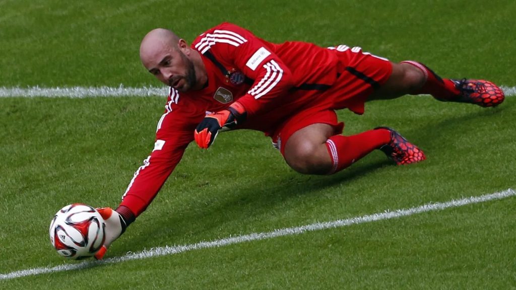 الحارس رينا يعلّق قفازيه في سن الـ42