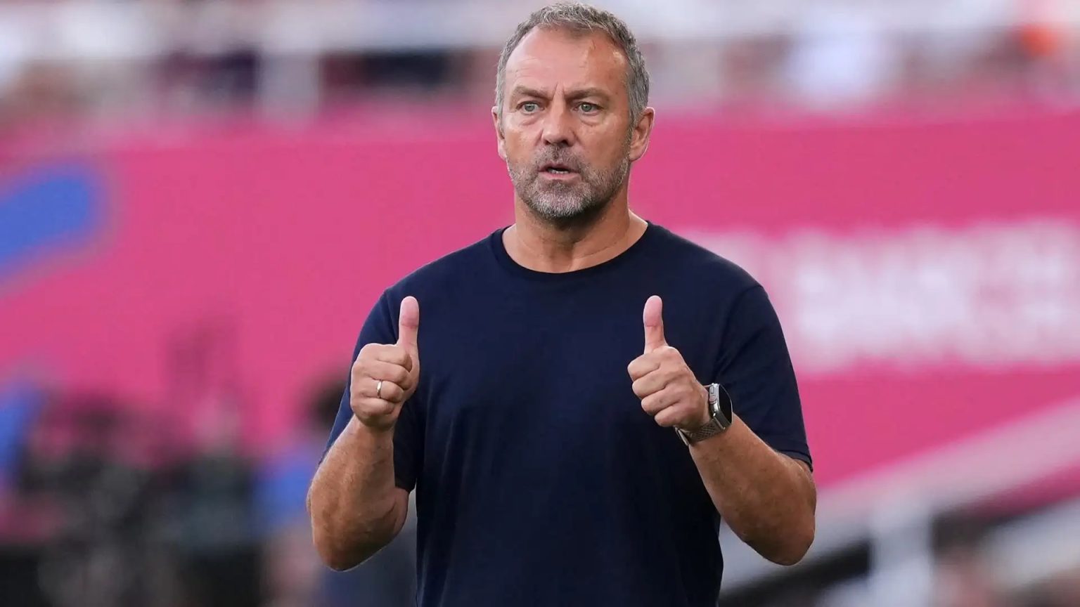 برشلونة يمدد عقد مدربه الألماني فليك حتى 2027