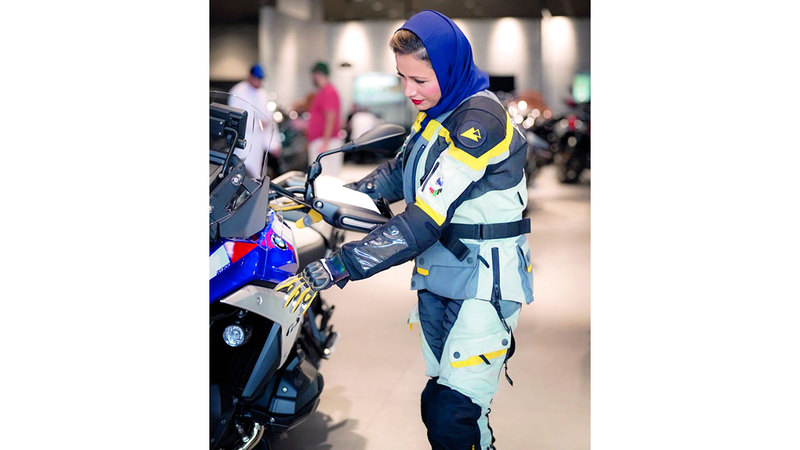 فاطمة اللوغاني.. إماراتية تجوب العالم على دراجة نارية