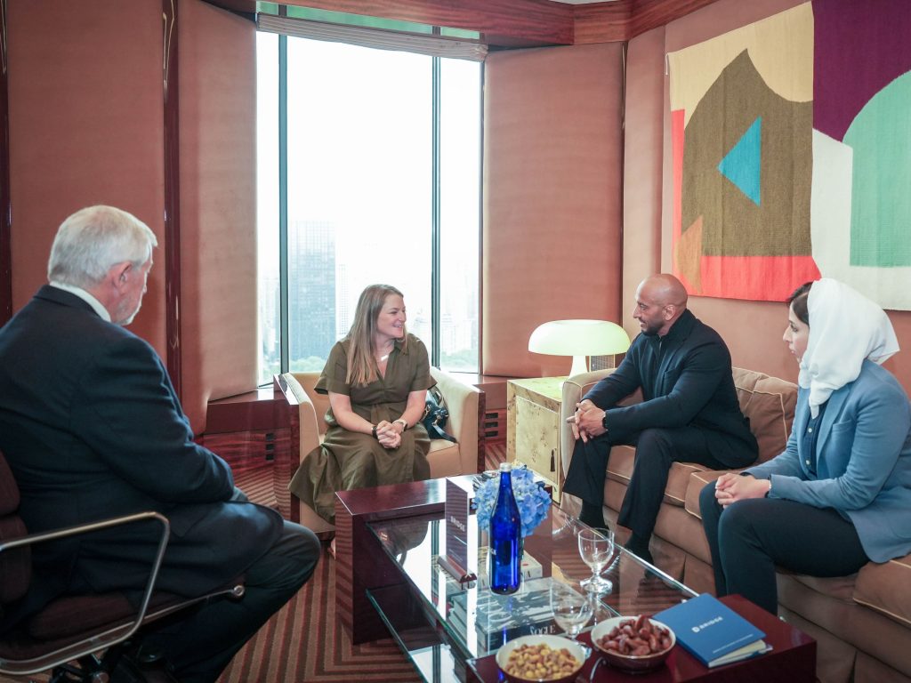 عبدالله آل حامد يعقد لقاءات ثنائية في نيويورك مع قادة المؤسسات والقيادات الإعلامية استعداداً لقمة “بريدج”