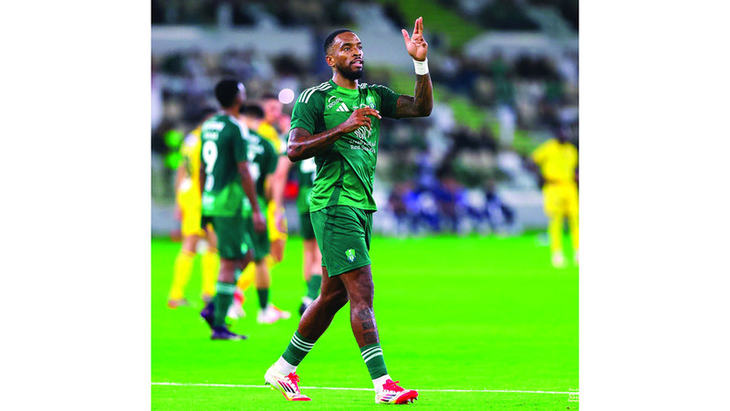 منتخب إنجلترا يستدعي هداف الأهلي السعودي إيفان توني