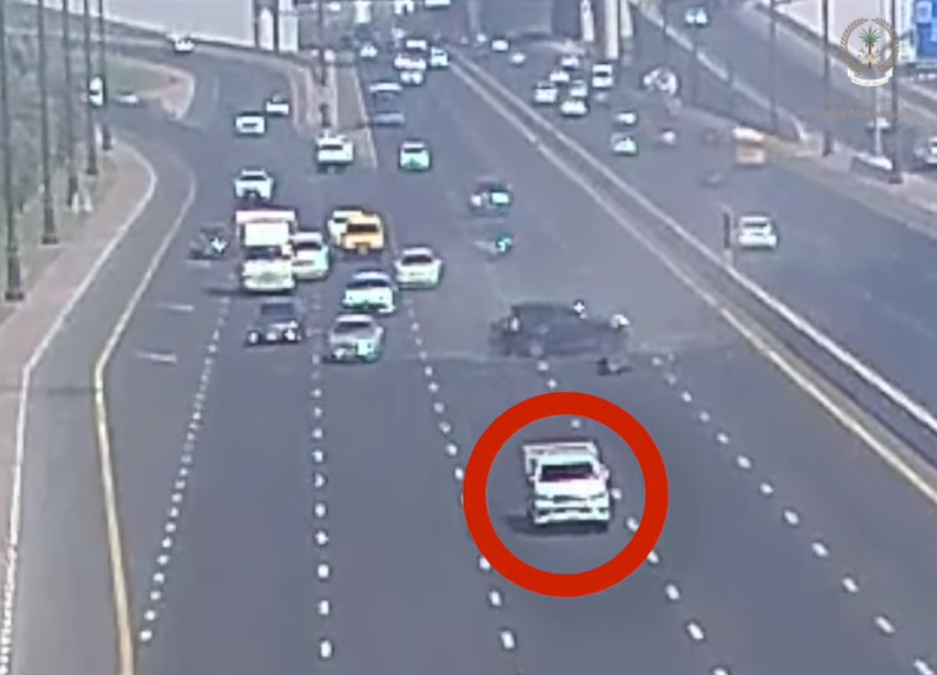 شرطة الشارقة تضبط سائقاً تسبب في تصادم بين 3 مركبات وهرب من الموقع