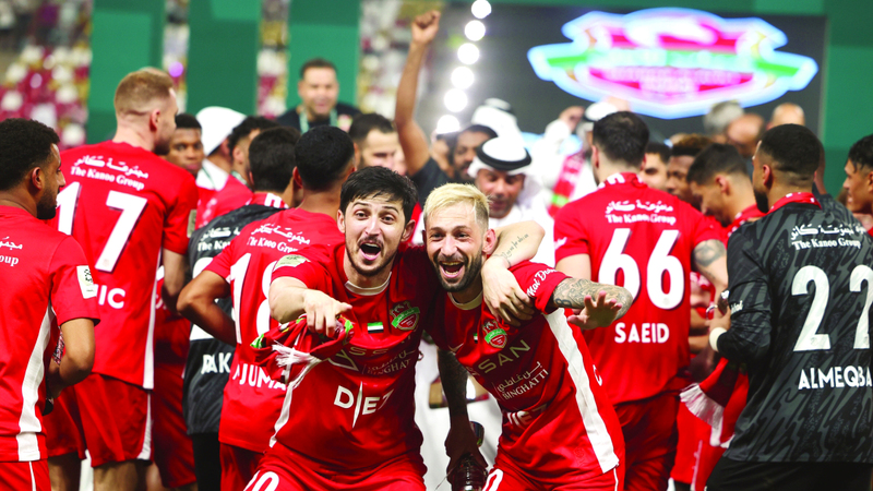 شباب الأهلي يحتفل بدرع الدوري في الجزيرة