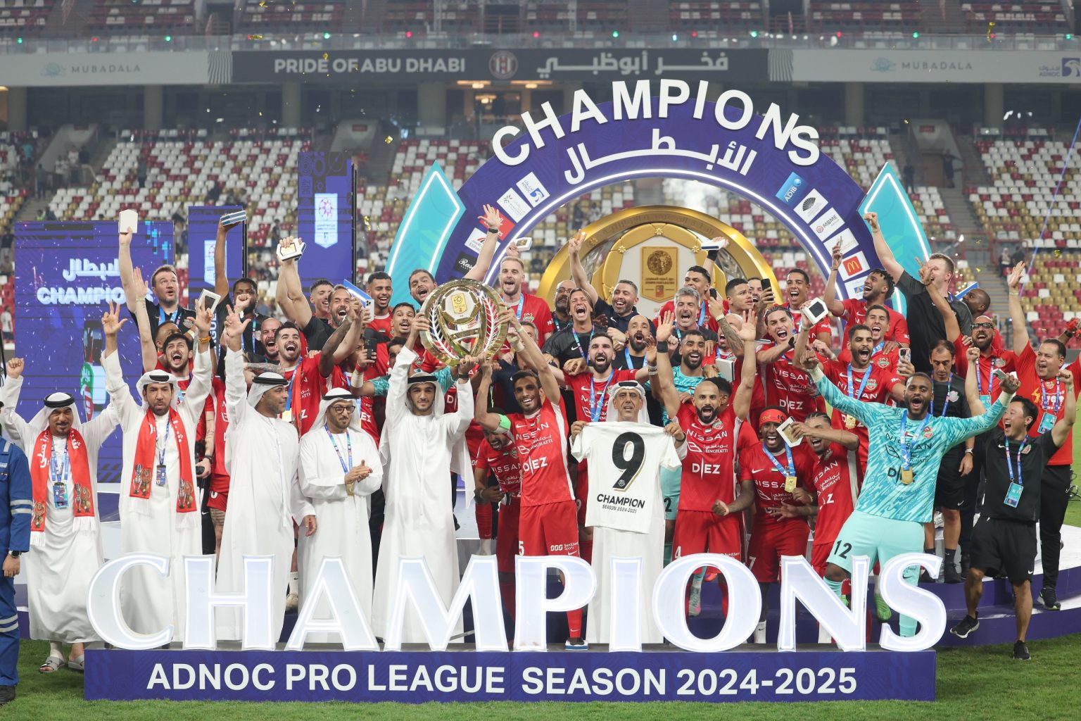 محمد بن راشد بن محمد يتوّج «الأبطال».. شباب الأهلي يحتفل بدرع الدوري