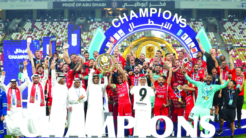 شباب الأهلي يزف درع الدوري إلى دبي