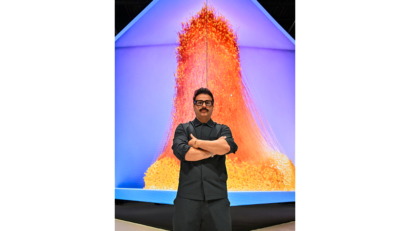 الذكاء الاصطناعي يترجم مشاعر زوار «القمة» إلى عمل فني