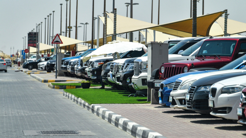 الشارقة تنظّم نشاط السمسرة في سوق الحراج