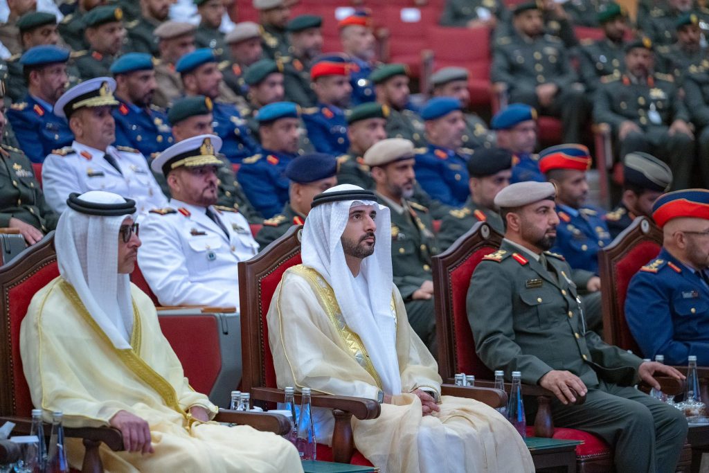 حمدان بن محمد يشهد تخريج الدورة الـ 43 من الضباط الجامعيين