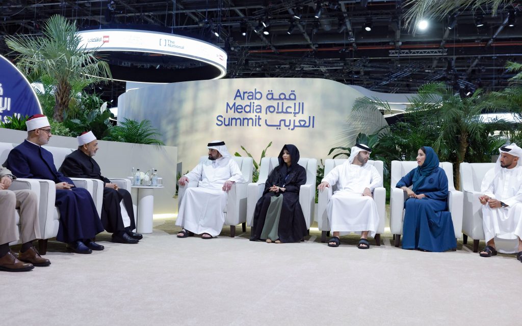 أحمد بن محمد يلتقي شيخ الأزهر الشريف .. ويثني على جهوده في نشر رسالة التسامح والتعايش الإنساني