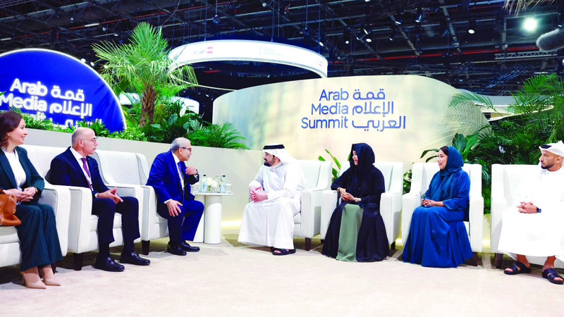 أحمد بن محمد يلتقي رئيس وزراء لبنان