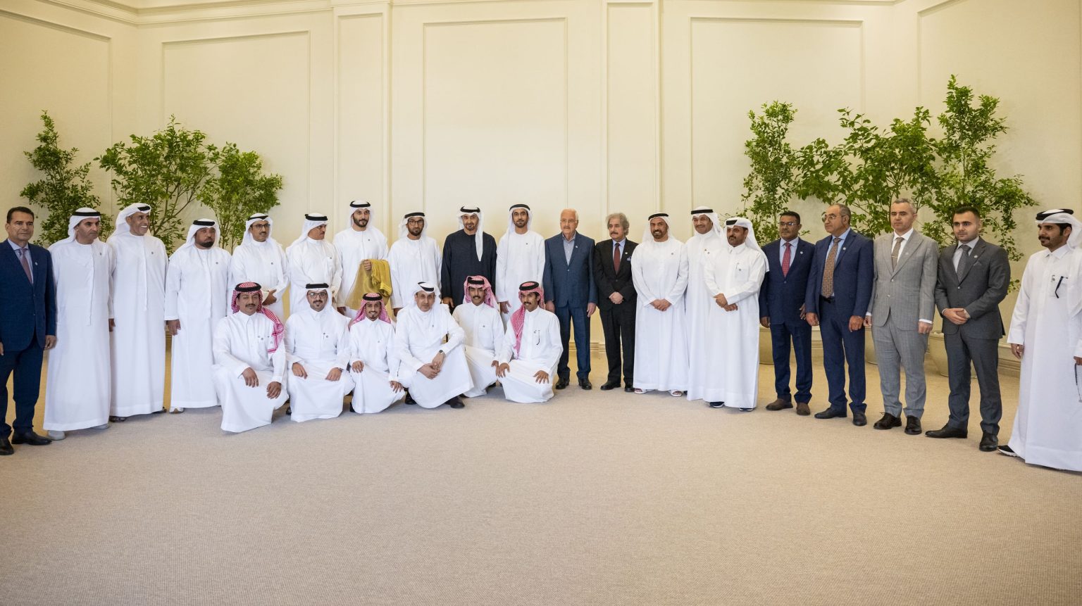 رئيس الدولة يستقبل الفائزين في مسابقات “أمير الشعراء” و”شاعر المليون” و”المنكوس” ولجان تحكيمها