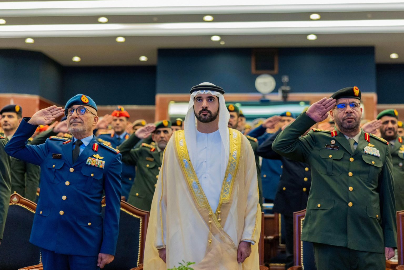 حمدان بن محمد يشهد حفل تخريج دورة القيادة والأركان الـ 34 المشتركة