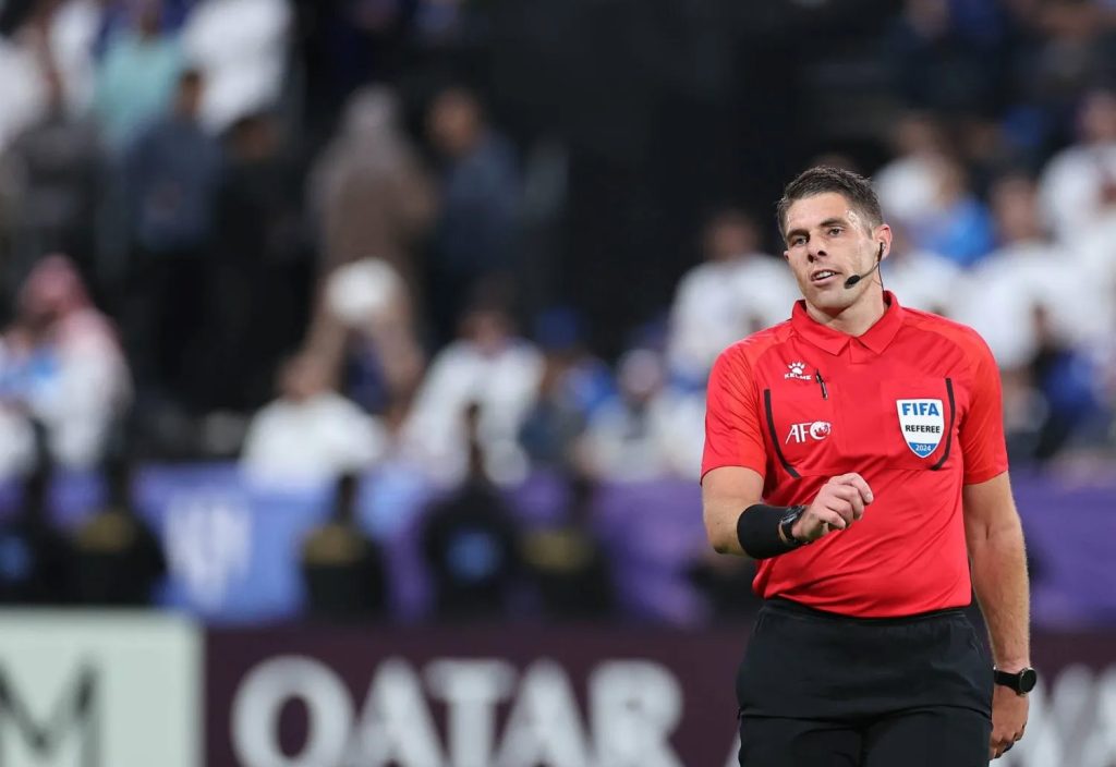 طاقم تحكيم أسترالي يدير مباراة الإمارات وأوزبكستان