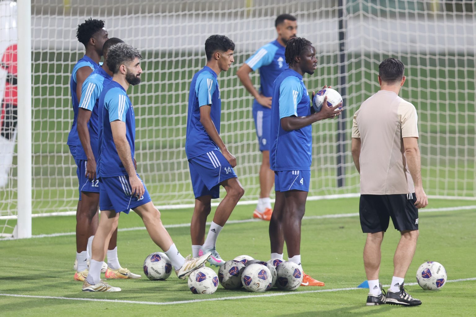 «الأبيض» كامل العدد استعداداً لمواجهة أوزبكستان