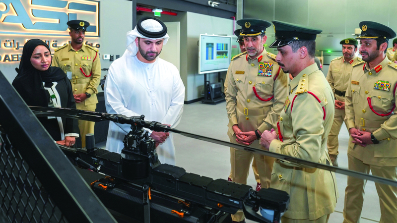 منصور بن محمد يتفقد مركز الطائرات المسيّرة في شرطة دبي